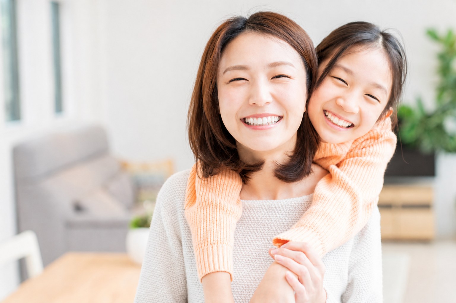 母親に抱きつく娘と笑顔の母親